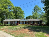Building Photo - 3235 Poplar Dr