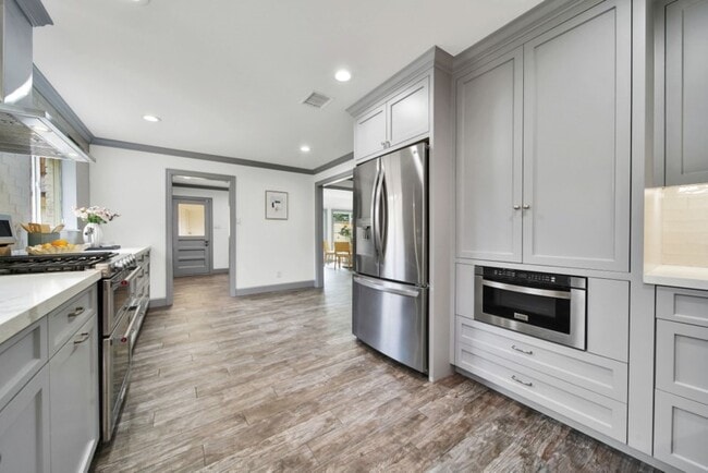 Building Photo - 10042 Briar Forest Dr