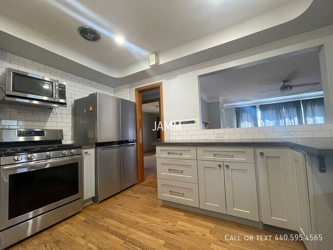 Building Photo - 7626 Sleepy Hollow Dr