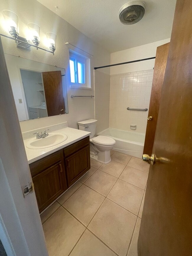 Building Photo - Three Bedroom Bayfield House with Large Fe...