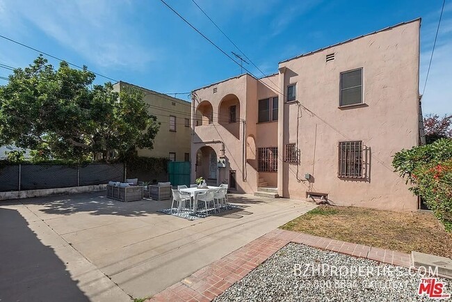 Building Photo - Charming Duplex in McCarthy Circle – Class...