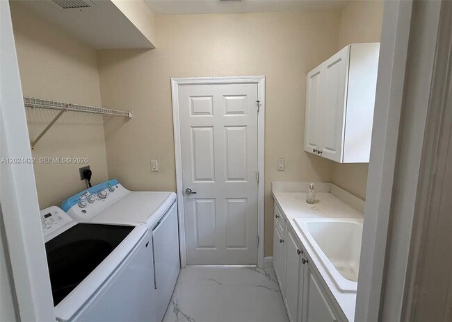 Building Photo - 6542 Hidden Cove Dr