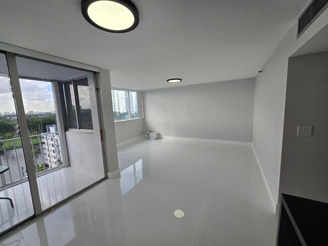 Building Photo - 1700 NW North River Dr