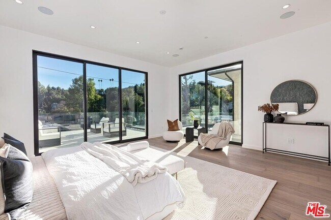 Building Photo - 16879 Mooncrest Dr