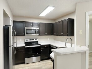 Building Photo - HIDDEN VILLAGE • 2 bd • 2 ba • 792 ft² HEATHROW AREA)