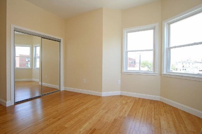 Building Photo - GORGEOUS 5 BED IN EAST BOSTON!!!