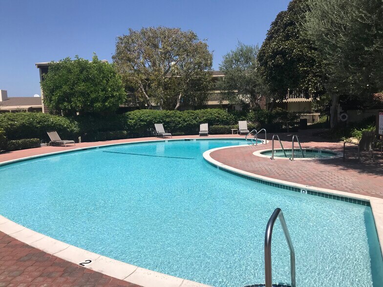 Building Photo - 6542 Ocean Crest Dr