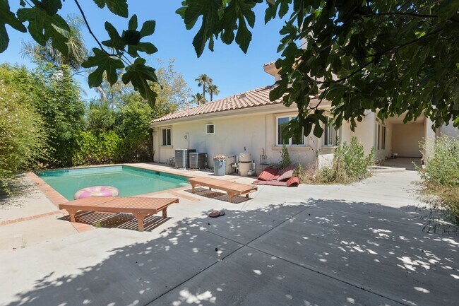 Building Photo - Elegant 5-Bedroom Estate with Pool in Prime Woodland Hills