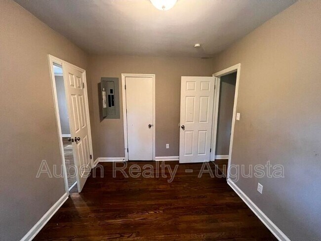 Building Photo - 2201 Shirley Ave