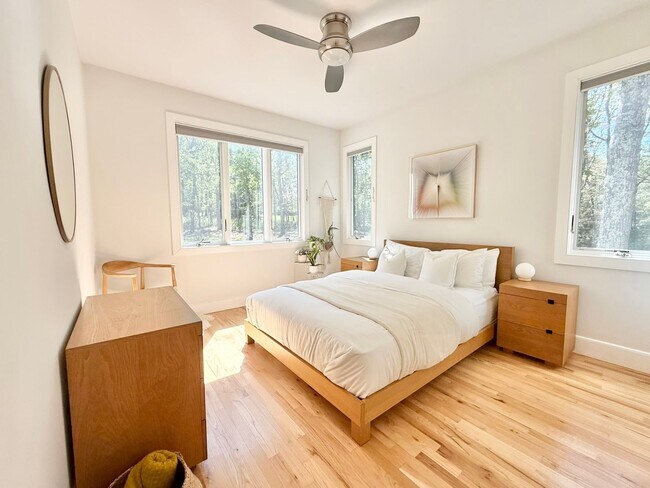 Building Photo - Seasonal Rental : EH Contemporary with Pool & Private Tennis