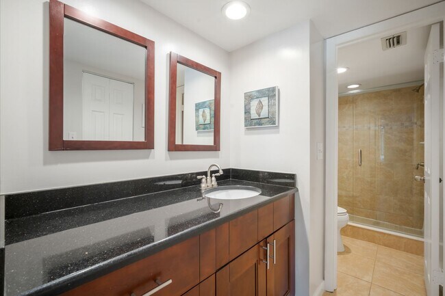 Building Photo - Fully Furnished 2BR/2BA Condo in Premier 5...