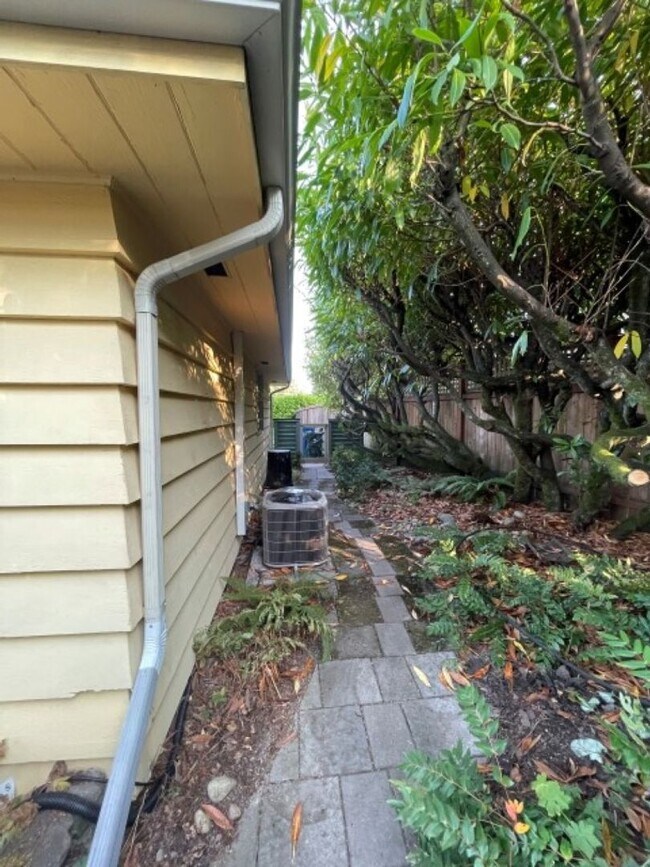 Building Photo - 3Bd/1.75Ba Shoreline House