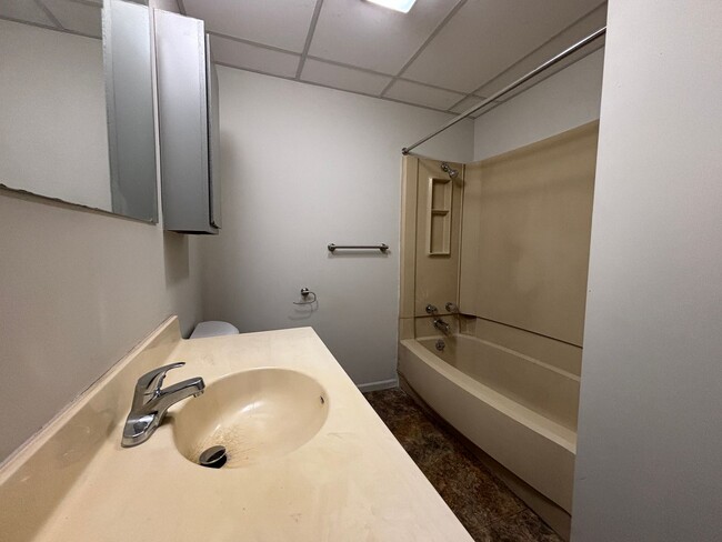 Building Photo - Renovated 1 Bedroom, 1 Bath Apartment at t...