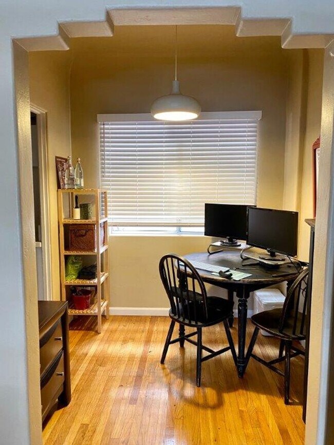 Building Photo - Upstairs 1 bedroom 1 bathroom apartment - ...