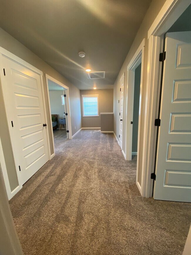 Building Photo - Beautiful 3-Bedroom Home with Covered Rear...