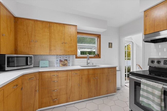 Building Photo - 7227 SE Hawthorne Blvd