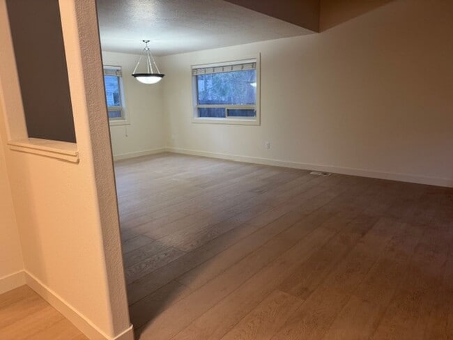 Building Photo - Family home just across from Pine Ridge elementary