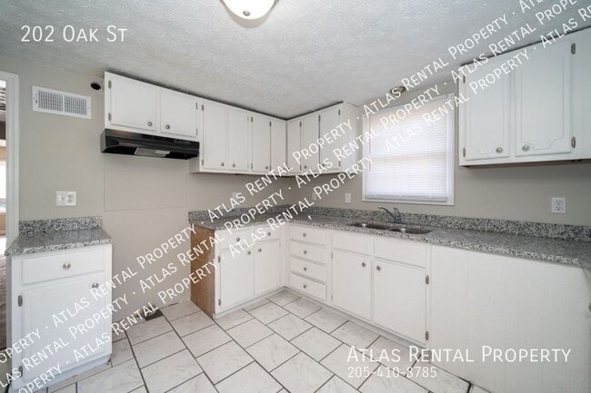 Building Photo - 202 Oak St