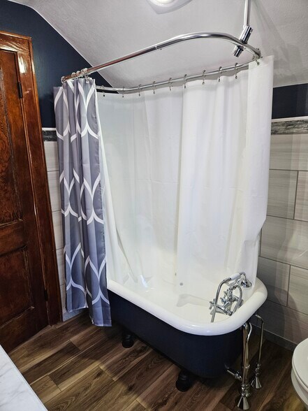 Upstairs bathroom, claw foot tub - 4047 Mogadore Rd