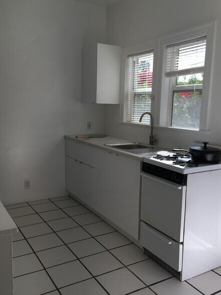 Building Photo - 2035 N Vista del Mar Ave