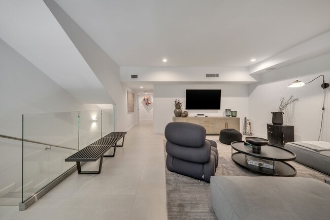 Building Photo - 10659 NE Quay Bridge Ct
