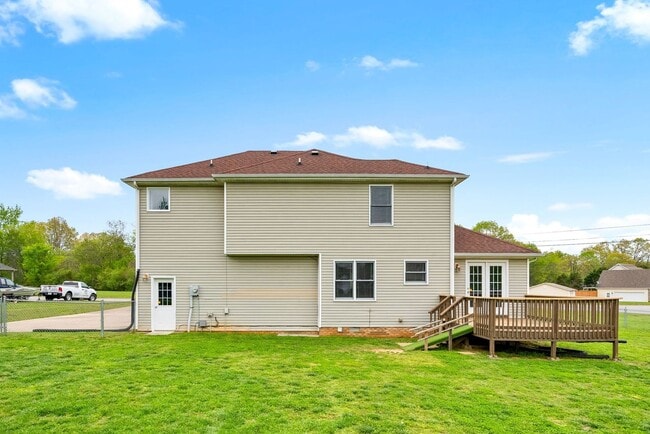 Building Photo - Pet-Friendly 3BR Home w/ 3-Car Garage, Fir...