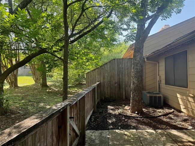 Building Photo - 7211 Lakewood Dr