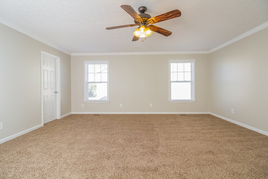 Building Photo - 801 Brooksdale Dr