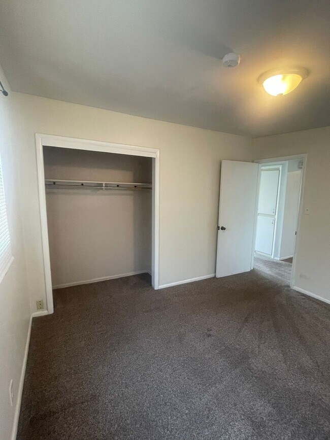 Building Photo - 225-227 E 200 S