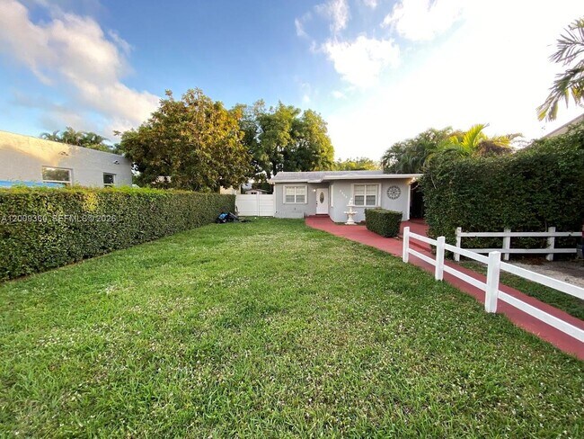 Building Photo - 2544 SW 20th St