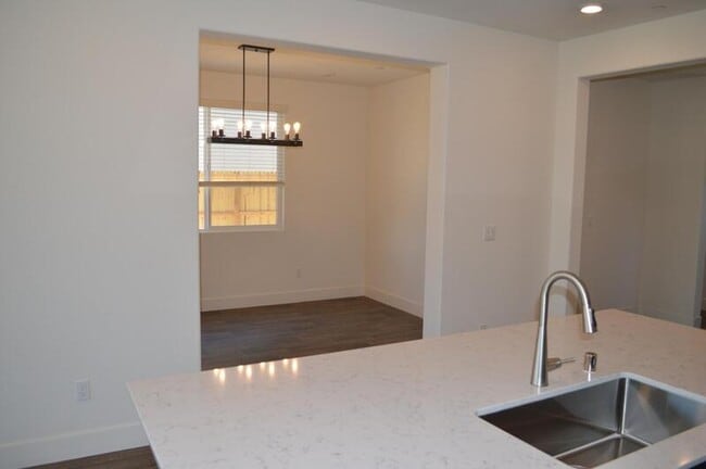 Building Photo - 2465 Pineda Dr