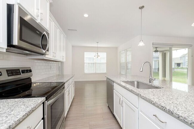 Building Photo - Beautiful Three Bedroom in Carmel!