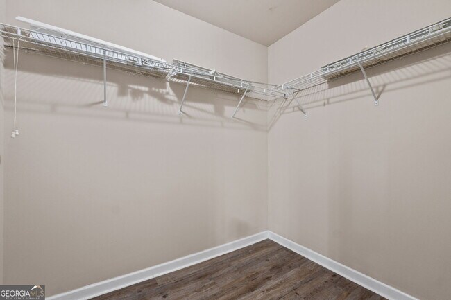 Building Photo - 475 Louise Way