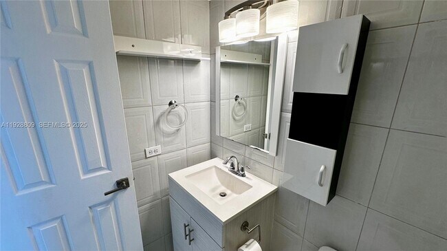 Building Photo - 7825 NE Bayshore Ct