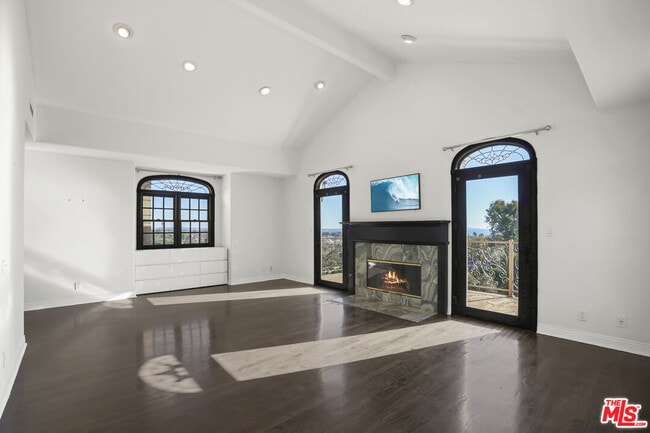 Building Photo - 1036 El Medio Ave