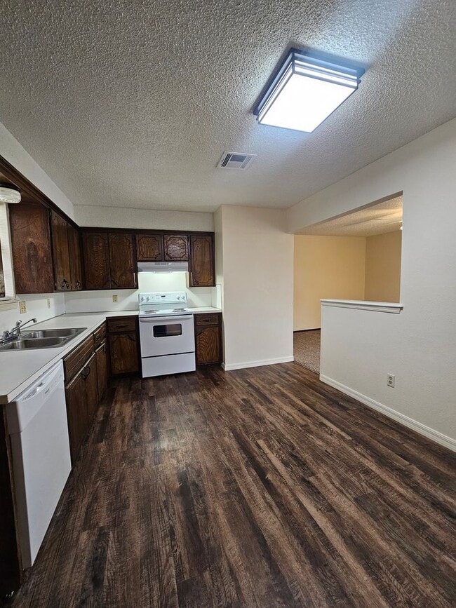 Building Photo - (4) Bed/(2) Bath New Flooring and Fresh Pa...