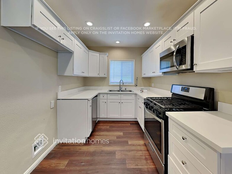 Building Photo - 10943 Kittridge St