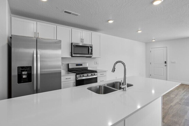 Building Photo - MOVE IN READY! 3 Bedroom townhome in long valley!