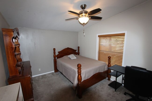 Building Photo - 5-Bedroom Home located in Railroad Springs