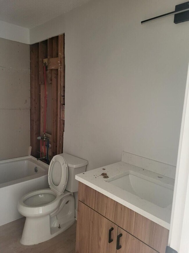 Building Photo - *Newly Renovated* Premium Style 2-Bedroom Apartment Home