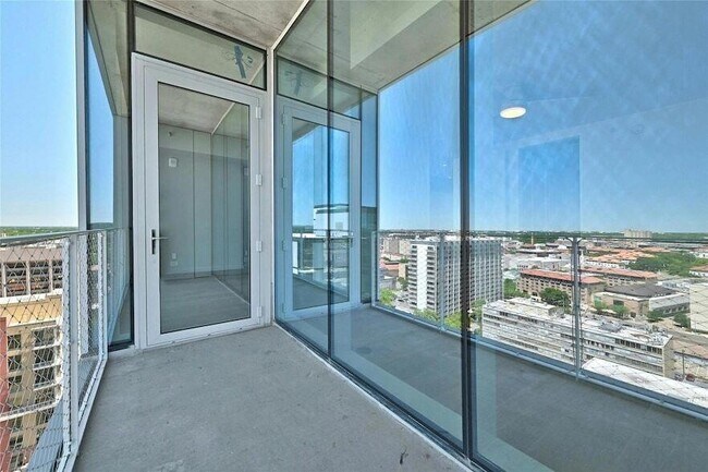 Building Photo - 313 W 17th St