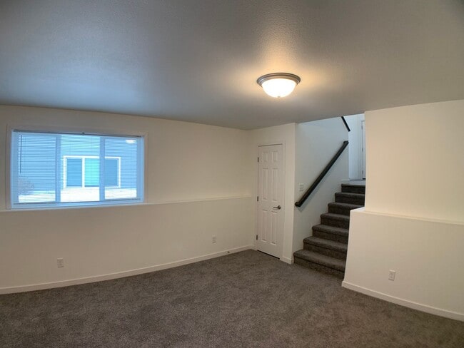 Building Photo - 4 Bed 2 Bath Single Family Home