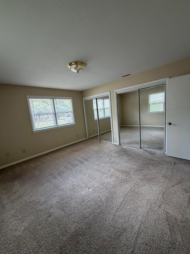 Building Photo - Immaculate 2 BR | 1 BA Apartment in Goldsboro *Water/Trash/Lawn Care Included!* Scott Hills Apts