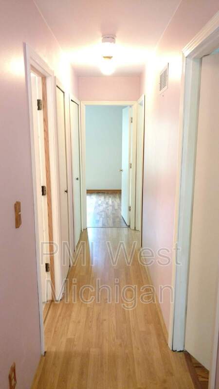 Building Photo - 6433 Wainscot Dr SE