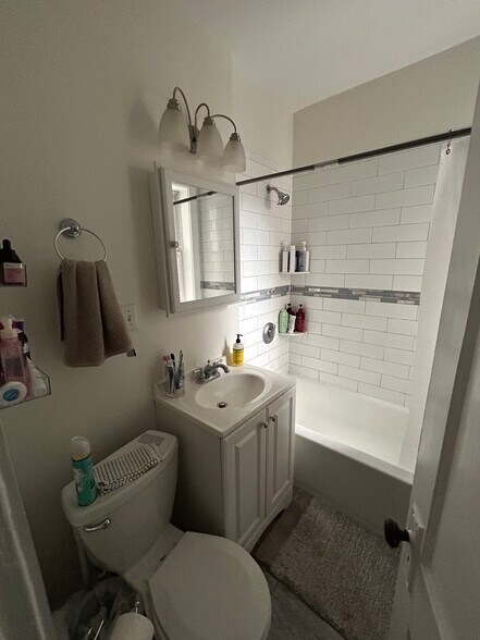 Building Photo - 90 Brainerd Rd