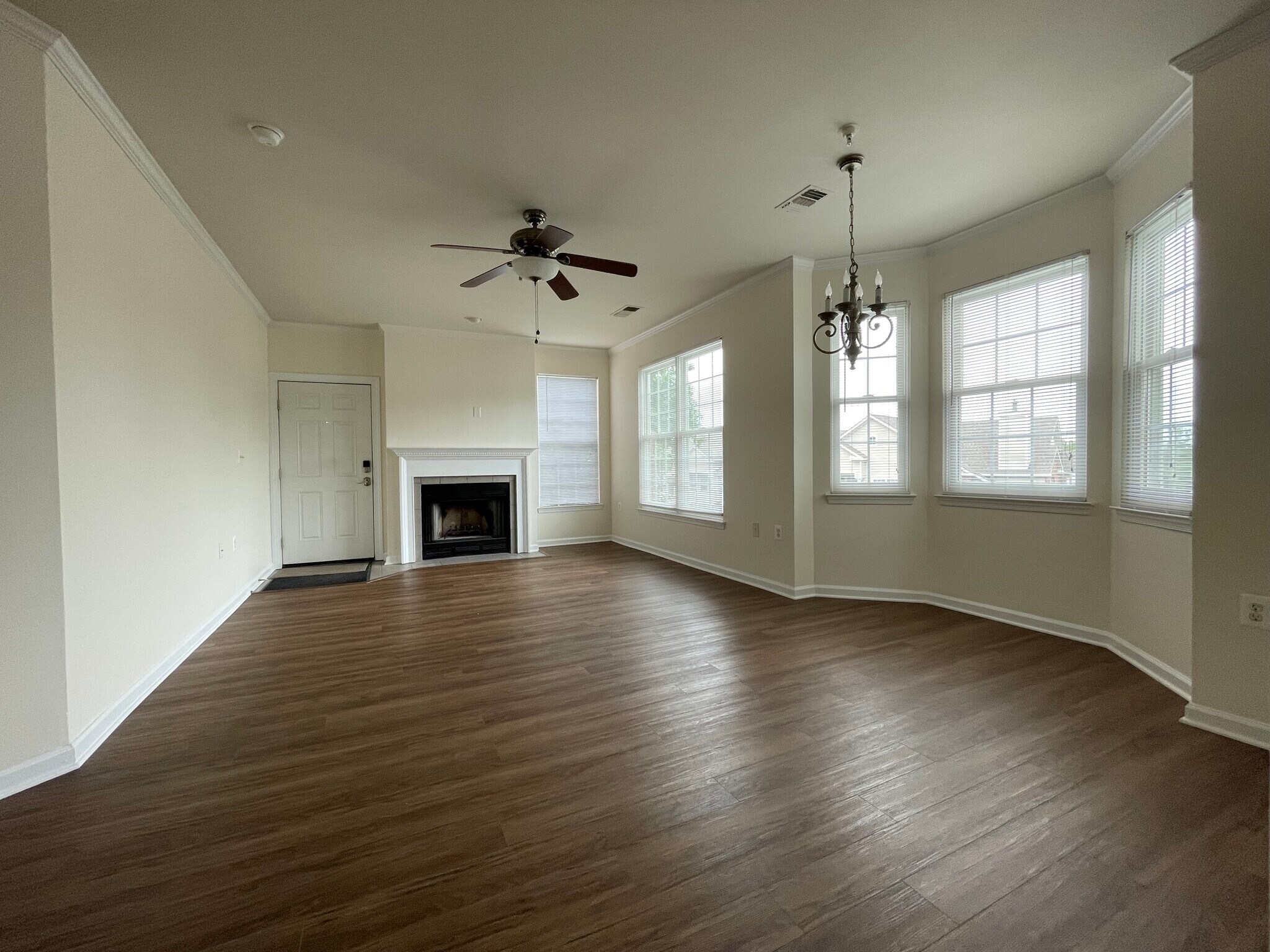 Living Room - 935 Dorchester Pl