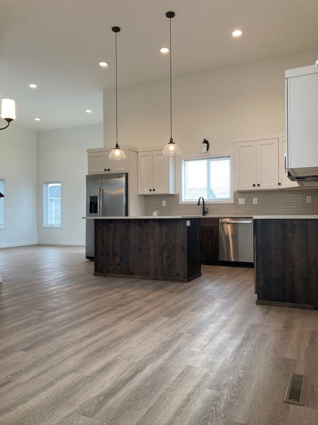 Building Photo - 4 Bed 2 Bath Single Family Home