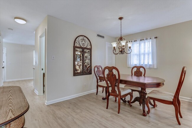 Building Photo - Newly Renovated Townhome near Ardsley!