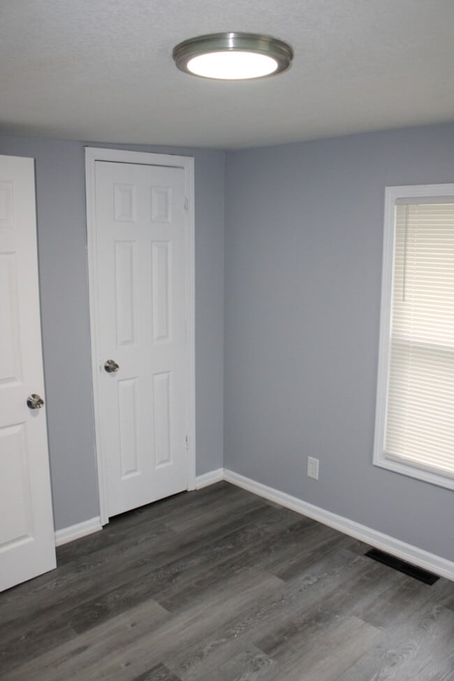 Building Photo - Spacious 4 Bedroom and 1 full bath home in Kansas City, MO.