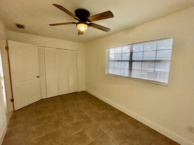 Building Photo - Southern Oaks 2 / 2 with Office & Sun Room